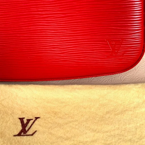 Red LV Louis Vuitton shoulder bag Pochette. - Picture 3 of 10